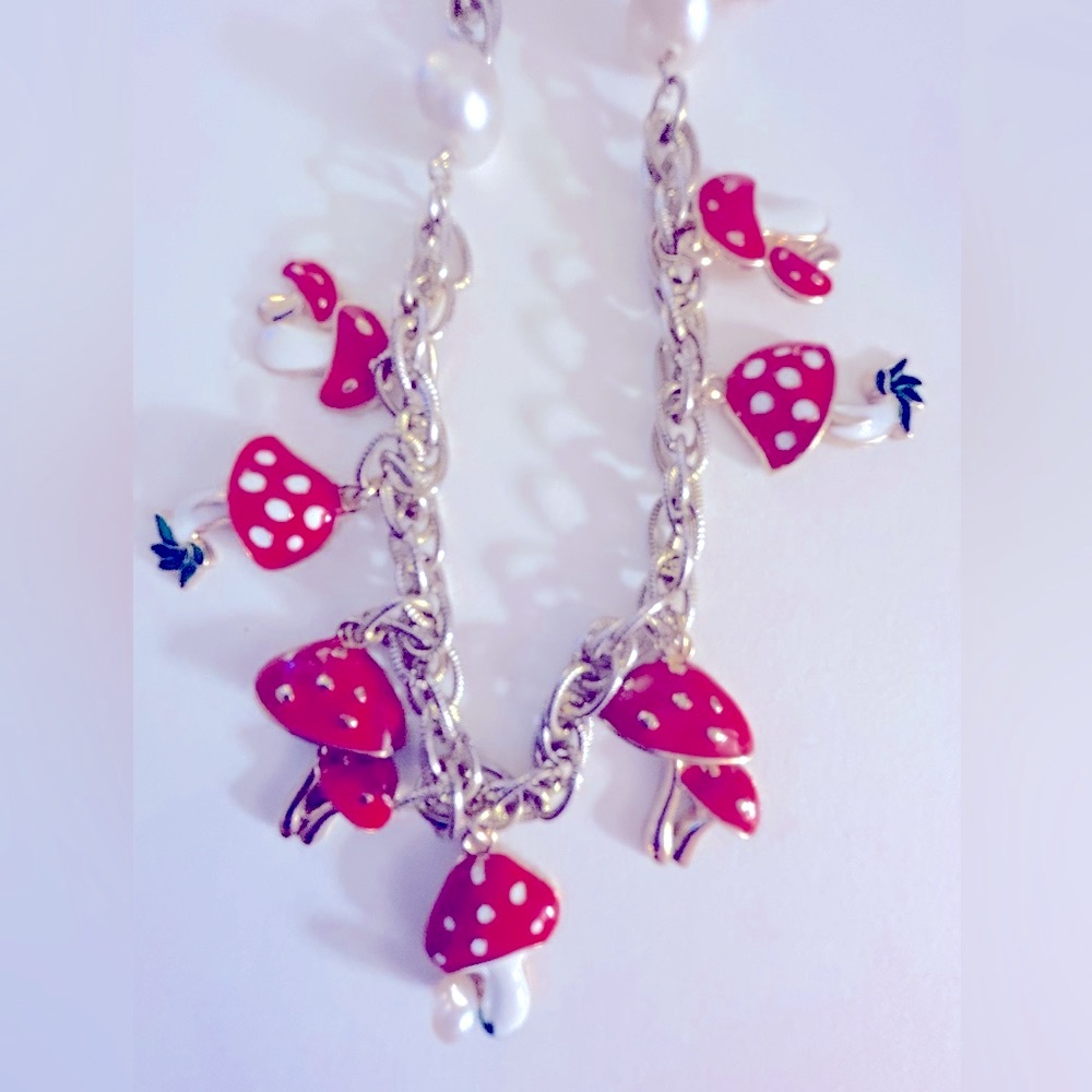 Necklace 🍄enamel Mushrooms on Vintage Pearl chain Red White charms 44” goldtone